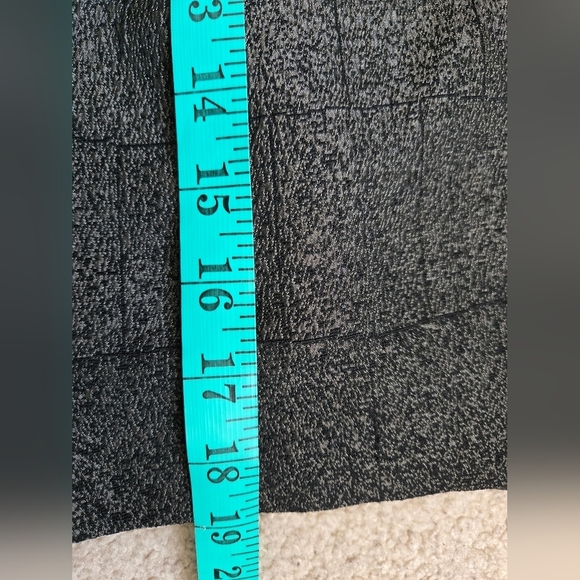 Jaqueline Conoir- Gray Textured Crop Jacket With Bwll Sleeves. Size 2 - Picture 13 of 13